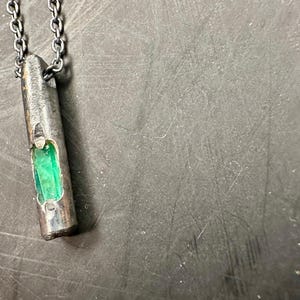 Men&#39;s Pendant Necklace: Natural Emerald on Oxidized 925 Sterling Silver Round Bar
