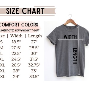 Pode incluir: Tabela de tamanhos para uma camiseta de peso pesado tingida em pe&ccedil;a. A tabela mostra as medidas de largura e comprimento em polegadas para os tamanhos S a 4XL.