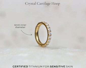 Liten 6 mm kristallbroskpiercingring | 18 g | ASTM F136 titan | Glittrig klicker med gångjärn | Helix, torn, tragus