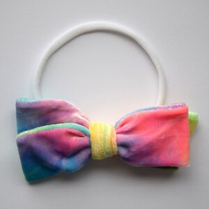 Tie Dye velours à la main attaché Bow bandeau adorable photo prop pour nouveau-né bébé petite fille enfant neutre printemps été doux Amérique bandeau
