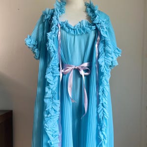 Conjunto de camisola e robe Peignoir azul Volup anos 50 e 60, lingerie vintage glam com babados