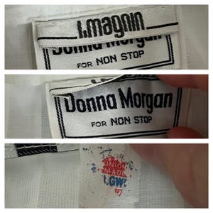 K&ouml;nnte beinhalten: Wei&szlig;es Kleidungsetikett mit schwarzem Text, der "Donna Morgan for Non Stop" lautet.