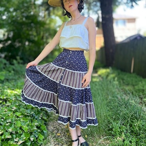 Falda Gunne Sax, falda estilo pradera con estampado floral azul marino de los años 70, de Jessica’s Gunnies