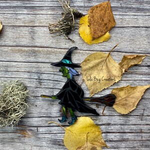 Sorcière avec un manche à balai mosaïque de verre dHalloween image 2