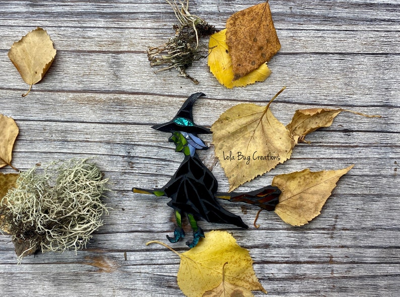 Sorcière avec un manche à balai mosaïque de verre dHalloween image 2