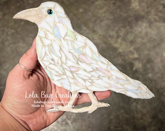 Mosaïque de verre corbeau albinos blanc perché