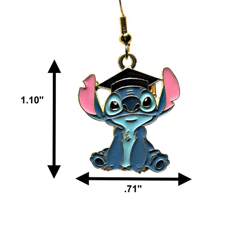 Peut inclure: Pendentif en forme de Stitch bleu portant une toque de graduation noire avec des oreilles roses. Le personnage est assis les mains jointes sur ses genoux. Le pendentif mesure 1,10 pouce de haut et 0,71 pouce de large.
