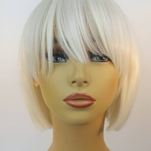 Kort blond bobperuk med lugg, värmebeständig peruk