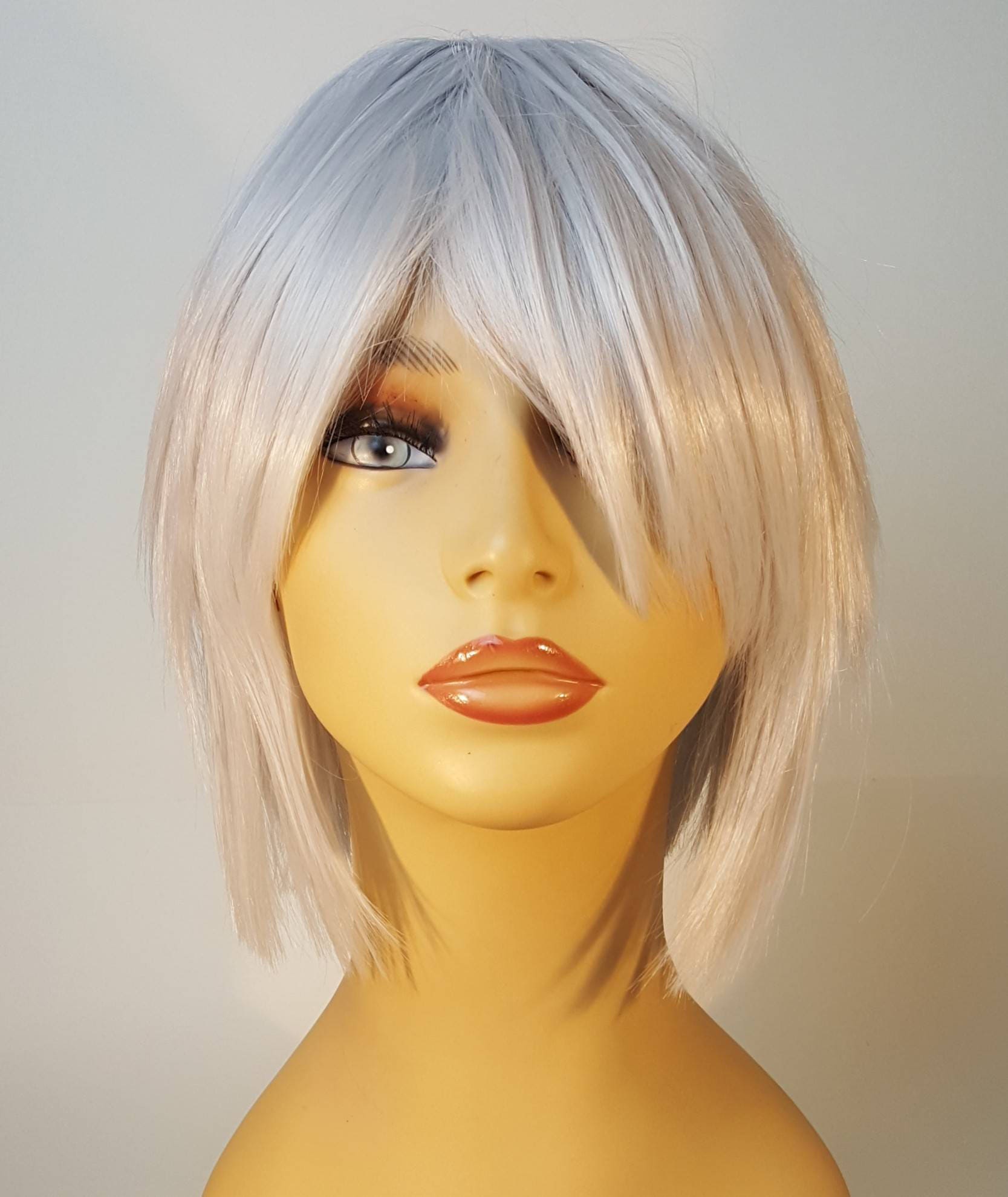 Image of Short platinum blonde shaggy bob