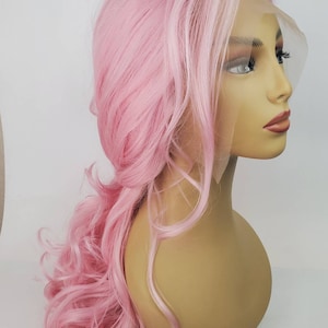 Peluca rosa con encaje frontal y ondas, de longitud media y capas suaves.