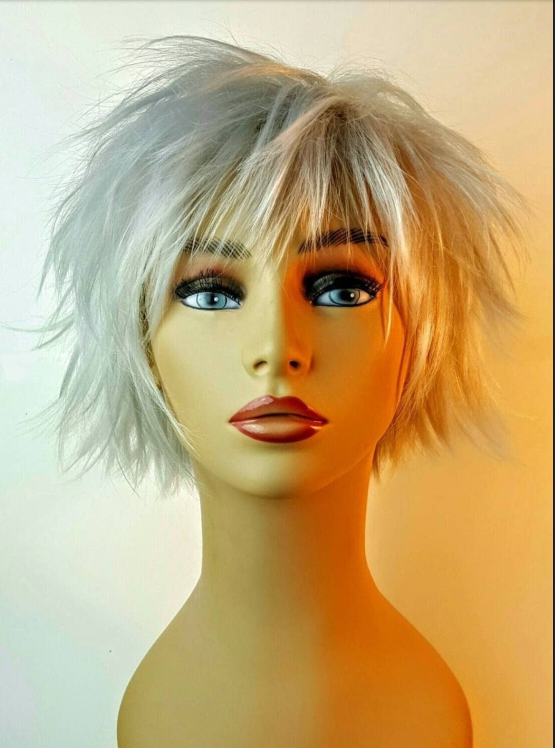 Lichtgrijze bobpruik, schokkerige gelaagde pony, zilverkleurige  structuurstijl - Etsy België, image size:1080x1454