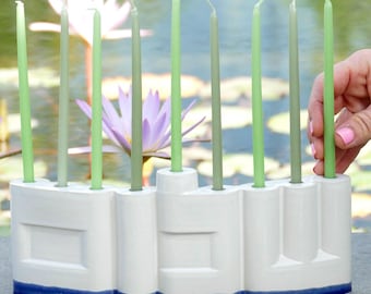 Menorah moderne « Shalom » Hanoucca, lettres hébraïques, accent bleu, fait main en Israël