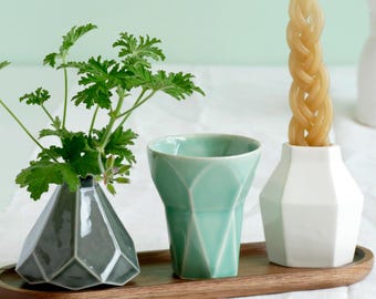 Ensemble de havdale tricolore blanc cassé, gris et menthe, coupe à vin géométrique, bougeoir, support « Besamim » et assiette en bambou