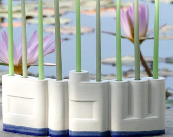 Menorah Shalom recto-verso, glaçure blanc cassé brillant, accent bleu