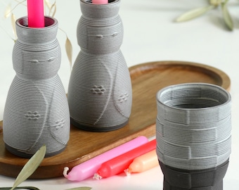 Ensemble de table de shabbat comprenant une coupe de Kiddouche et une paire de bougeoirs, céramique noire avec glaçure blanc cassé, argile imprimée en 3D, inspiré de la poupée Kokeshi