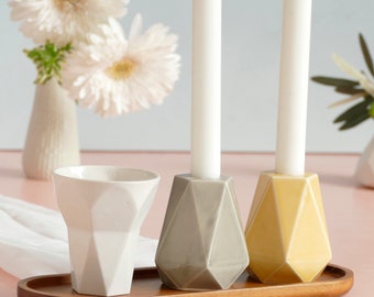 Coffret mystère Shabbat – Coupe de Kiddouche géométrique, bougeoirs et plateau en bambou