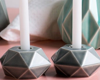Bougeoirs gris géométriques, Judaica moderne, bougeoirs en céramique, cadeau de pendaison de crémaillère tendance, paire de chandeliers de Shabbat, fabriqué en Israël