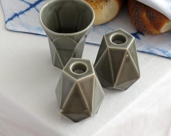 Ensemble de coupe de Kiddouche et paire de bougeoirs, design géométrique pour table de Shabbat, glaçure grise brillante