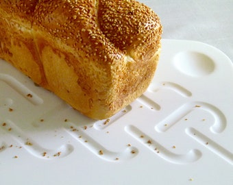 Planche challah en corian blanc, avec motif challah minimaliste sculpté pour table de Shabbat moderne, fabriquée en Israël