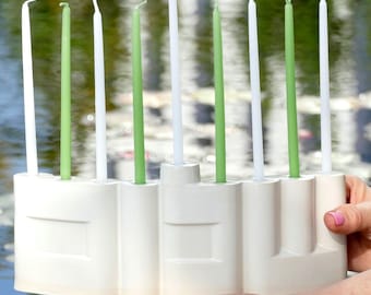 Menorah Shalom faite main, glaçure blanc cassé brillant, hanoukkiah en argile beige
