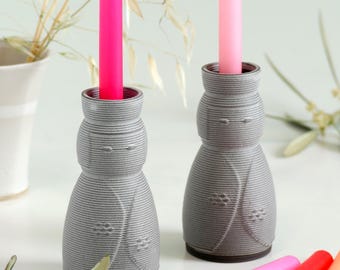 Paire de bougeoirs de Shabbat imprimés en 3D, céramique noire avec glaçure blanc cassé, inspirés de la poupée Kokeshi