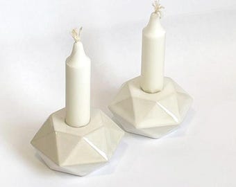 Bougeoirs géométriques, Bat-Mitzvah moderne, Bougeoirs en céramique blanc cassé, Paire de chandeliers de Shabbat, Fabriqué en Israël