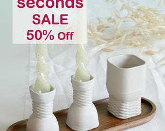 Soldes Imperfection - 50 % de réduction - Set de Shabbat en céramique, mat cassé - Chandeliers et coupe de Kiddouche blanc cassé, argile imprimée en 3D, motif tissé