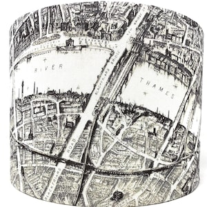 Könnte beinhalten: Schwarzer und weißer Lampenschirm mit einem detaillierten Stadtplan von London, England. Die Karte zeigt die Themse, die Blackfriars Bridge und die Blackfriars Road.