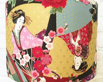 Orientalischer Lampenschirm, japanischer Lampenschirm, mit Geisha Damen in Metallic Tönen, für eine Zen Den
