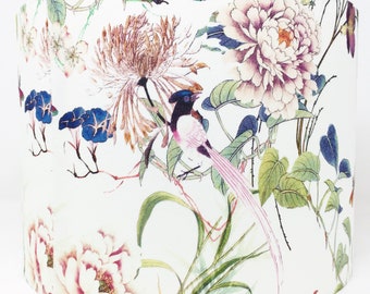 Pantalla de pájaro oriental, pantalla de lámpara floral en estilo chinoise con pájaros e insectos sobre un fondo blanco