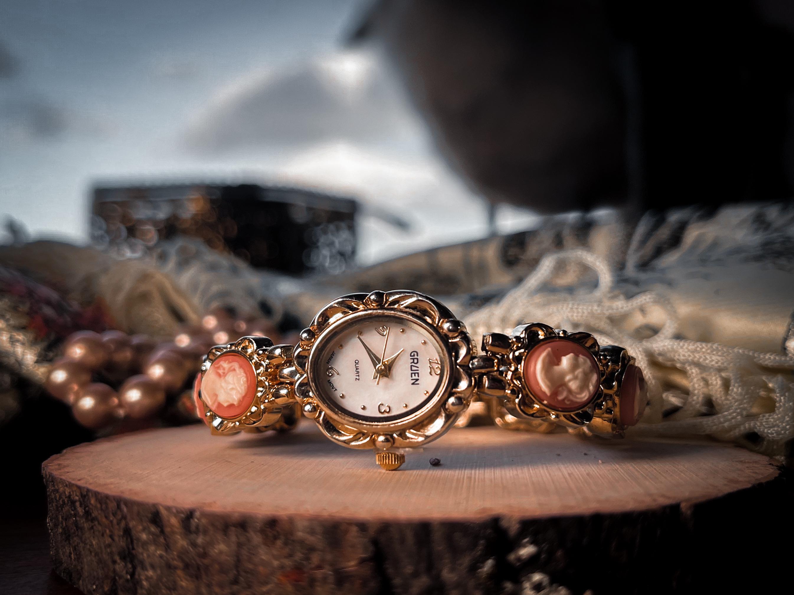 Vintage Gruen Cameo Watch and Earrings Set in Excellent  display picture 3