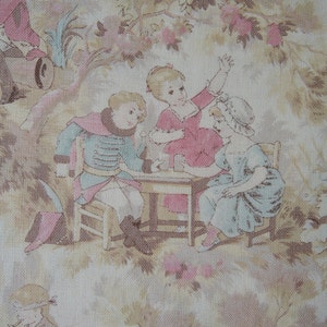 Könnte beinhalten: Ein Vintage-Stoff mit einem sich wiederholenden Muster von Kindern, die in einem Garten spielen. Die Kinder sind in farbenfrohe Kleidung gekleidet und von Blumen und Bäumen umgeben. Der Stoff ist in den Farben Rosa, Blau und Grün gehalten.