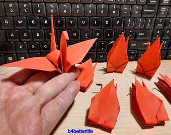 5インチ×5インチの正方形の紙から手折りされた、赤色の折り鶴30羽