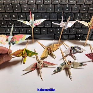 Lotto di 20 toppers per torta con gru origami da 3" con disegno floreale, raccoglitori di cocktail. (Serie di carta JD). #CP3e.