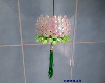 Een stuk grote witte origami hangende lotus. 132 bloemblaadjes. (AV-papierserie). #FLT-169.