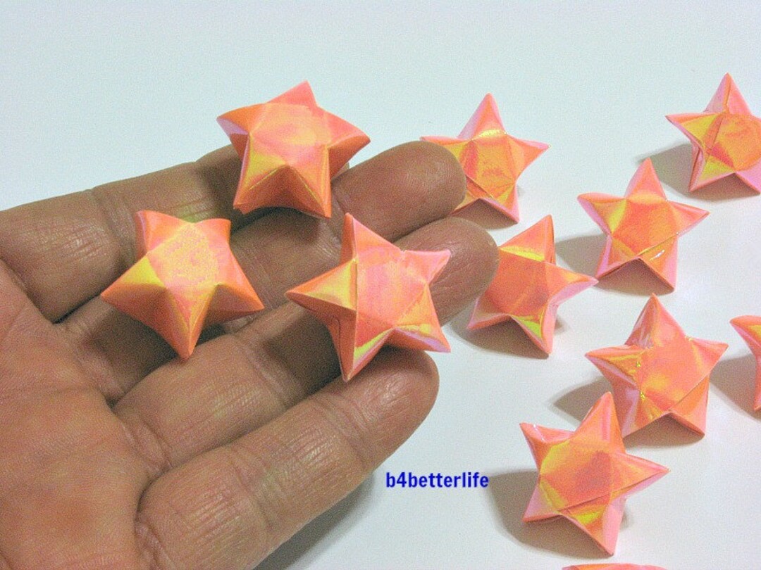大きなオレンジ色の折り紙ラッキースター70枚。（AVペーパー