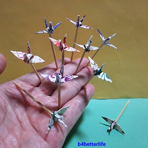 Lotto di 20 pezzi da 3,3 cm di decorazioni per torte a forma di gru origami, raccoglitori di cocktail. (Serie di carta JD). #CP33a.