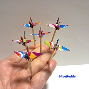 Lotto di 20 toppers per torta con gru origami multicolori da 1,5 pollici, raccoglitori di cocktail. (Serie di carta WR). # CP15d.