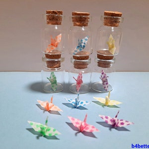 コルク付きミニガラス瓶に入った、花柄1インチ折り紙鶴20個セット。(RB ペーパー シリーズ)。#CIB20d5。