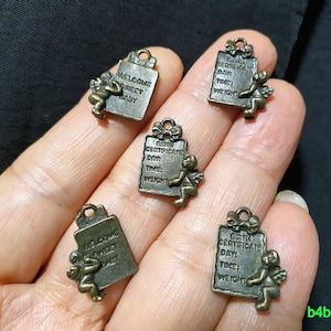 Veel 30 stuks dubbelzijdige antiek bronskleurige metalen "geboorteakte" bedels. #BC1809.