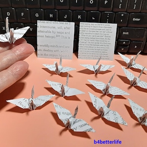Lotto di 100 pagine di libri in inglese da 5 cm (1,96"), a forma di gru origami, piegate a mano da carta quadrata da 5 cm x 5 cm. (Serie di carta BK). #FCA-15.