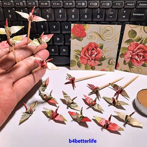 Lotto di 20 toppers per torta con gru origami con design floreale da 1,5 pollici, raccoglitori di cocktail. (Serie di carta JD). #CP15x.