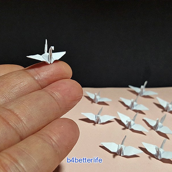 100 grues origami couleur blanche de 2,5 cm (1 po.) pliées à la main à partir de papier carré de 2,5 cm x 2,5 cm. (Série de papiers KR). #FC1-42.