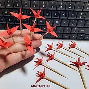 Lotto di 20 pezzi di decorazioni per torte a forma di gru origami, rosse, da 1,5", raccoglitori di cocktail. (Serie carta KR). #CP15f.