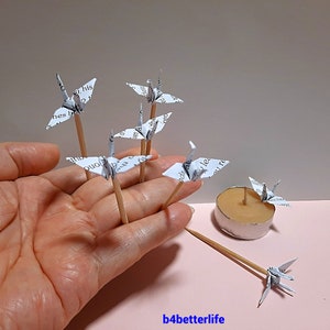 Lotto di 20 decorazioni per torte con gru origami e pagine di libri in inglese da 1,5 pollici, raccoglitori di cocktail. (serie di carta BK). # CP15t.