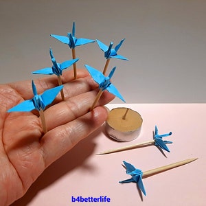 Lotto di 20 pezzi da 1,5" di decorazioni per torte a forma di gru origami blu, raccoglitori di cocktail. (Serie carta KR). #CP15s.
