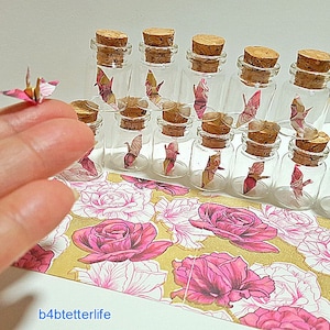 Lot von 20 Stück rote Blumen-Design 1-Zoll handgefalteten Papierkranich in einer Mini-Glasflasche mit Korken. (JD Papier Reihe). #CIB20b1.