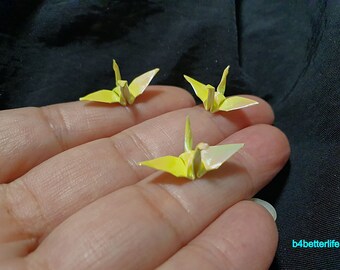 1インチ×1インチの正方形紙から手で折った、黄色の1インチ折り紙鶴100
