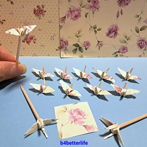 Lotto di 20 pezzi da 1,5 pollici di decorazioni per torte a forma di gru origami con motivo floreale, raccoglitori di cocktail. (Serie di carta JD). #CP15n.