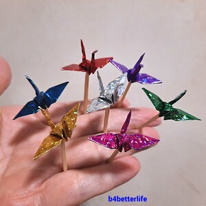 Lotto di 20pcs Colori assortiti 1.5 "Origami Crane Cake Toppers, Cocktail Pickers. (serie di carte glitteranti 4D). #CP15g.